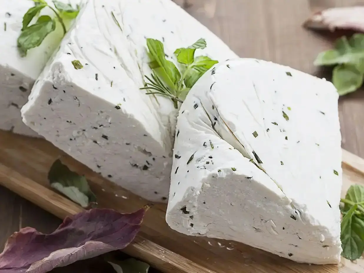 “Vandangelsin Van Dinlenmiş Otlu Peynir – Yöresel otlarla hazırlanmış, doğal ortamda olgunlaştırılmış Van peyniri”